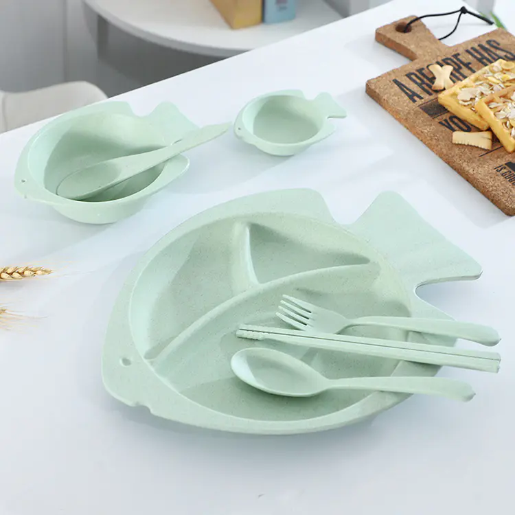 A SEVEN-PIECE DINNER FISH PLATE SET TABLEWARE
