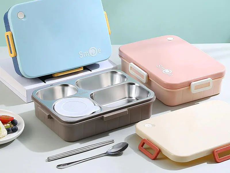 The dining box with 4 compartments, equipped with spoons and chopsticks (900ML+150ML)